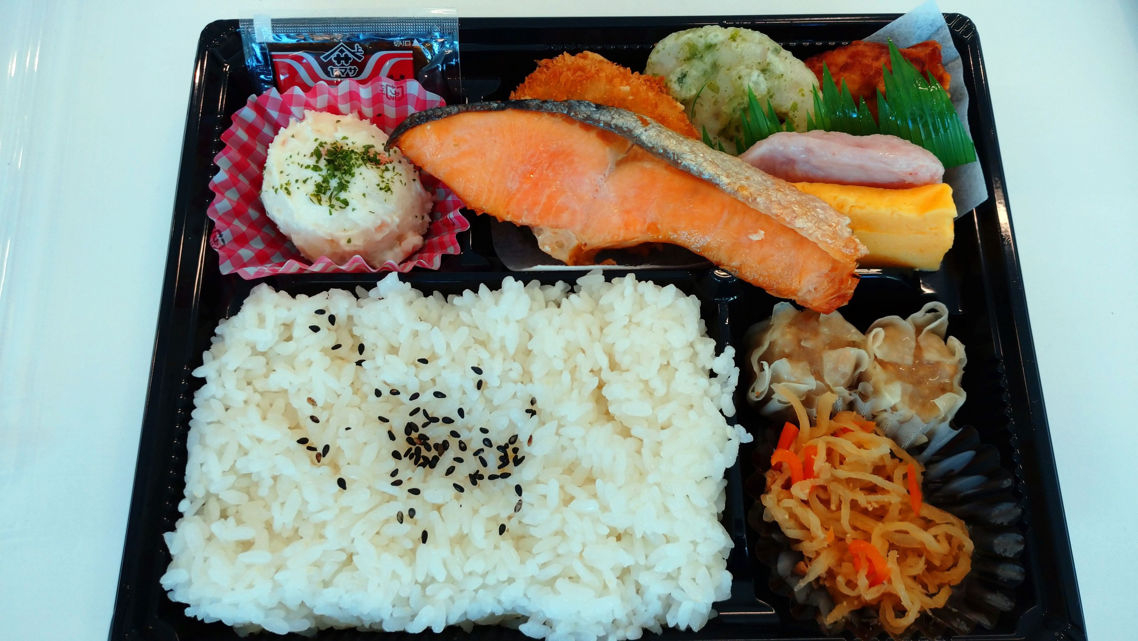 幕の内弁当 590円